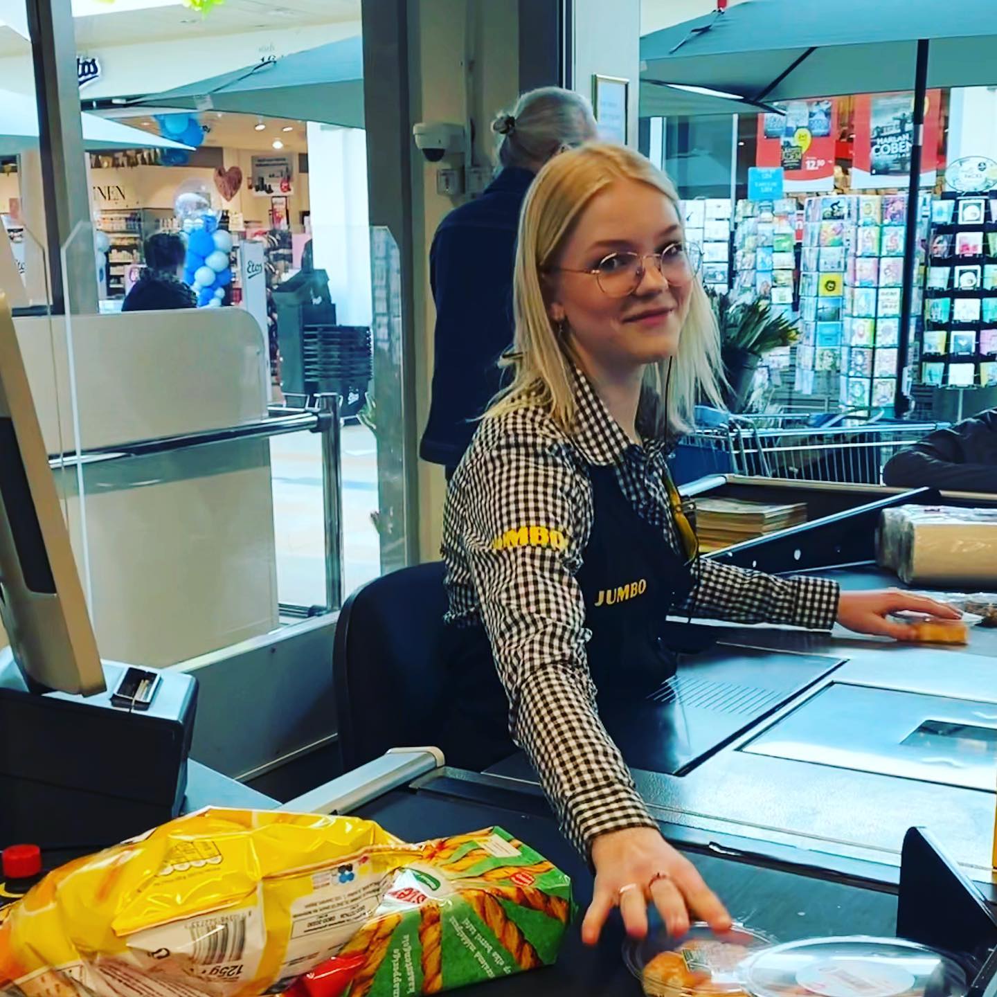 @lentetoerse is gepromoveerd tot kassajuffrouw bij @jumbodedobbe. Boodschappen doen op zaterdag wordt opeens weer leuk. #timestheyareachangin #kleinekinderenwordengroot #meandmycrew