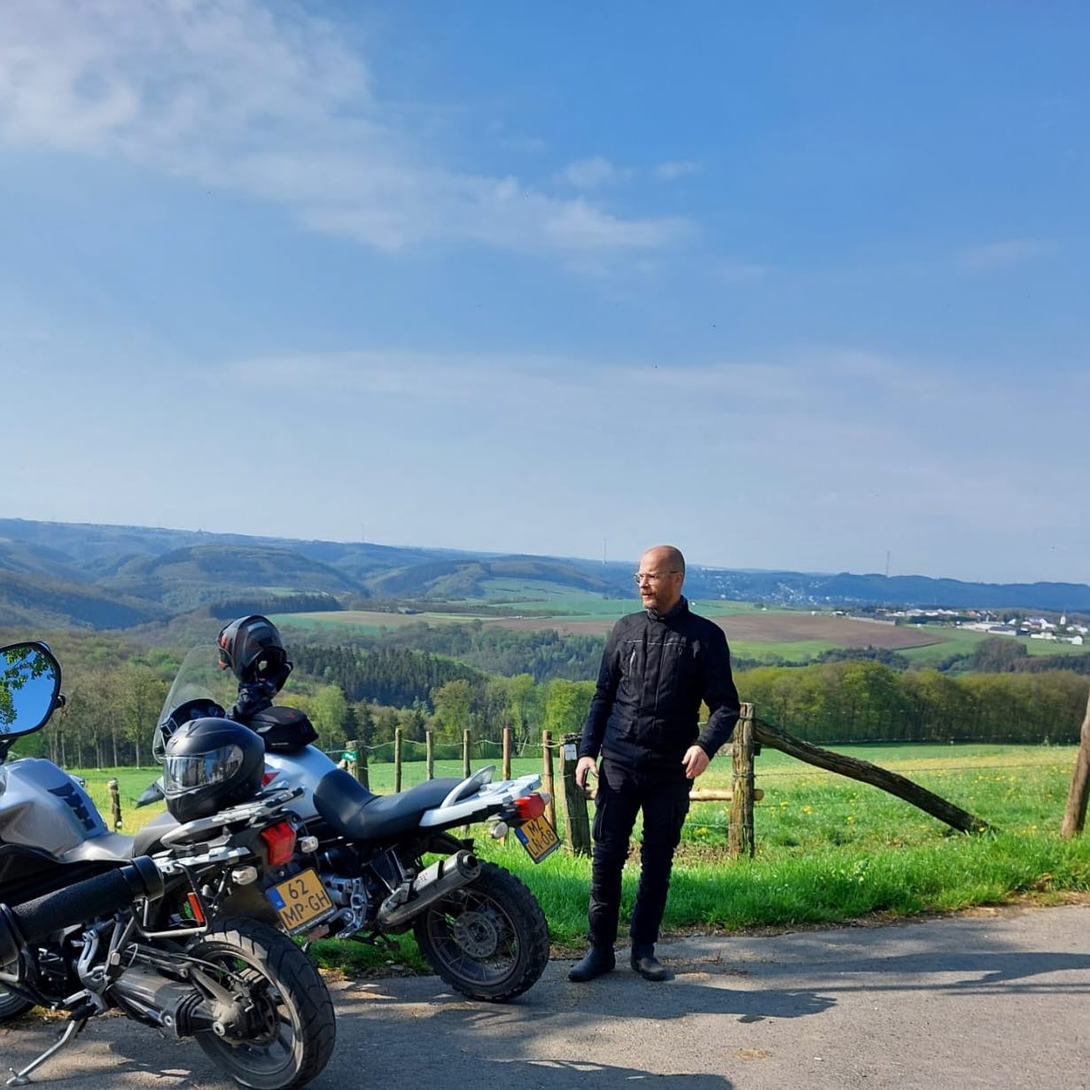 Weekendje toeren met de boys in Luxemburg. Duizend bochten door het heuvelige groen onder een blauwe lucht. #topweekend #bmw #r1150gsa #motorcycle