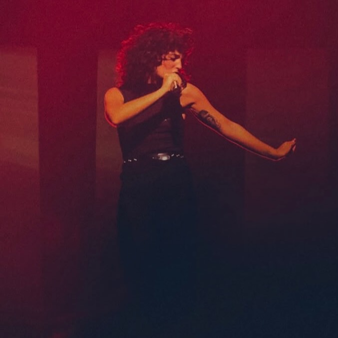 Barbara Pravi - De Spiegel, Zwolle (NL) @babpravi @zwolsetheaters #gigpic #fantastique #femmevieliberté