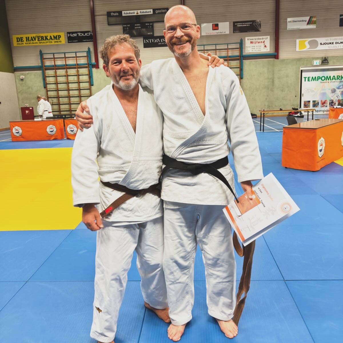 Ondanks enkele pauzes van meerdere jaren doe ik toch zeker al het grootste deel van m’n leven aan judo. Vandaag deed ik, na maanden training, eindelijk examen voor de zwarte band 🥋. Dank aan meerdere trainers en oefenpartners maar vandaag bovenal aan @plaw71. You’ve been a perfect uke for me @judozwolle @judobond #kata #zwarteband #blackbelt #firstdan #madeit #eindelijk #mijlpaal #endoor