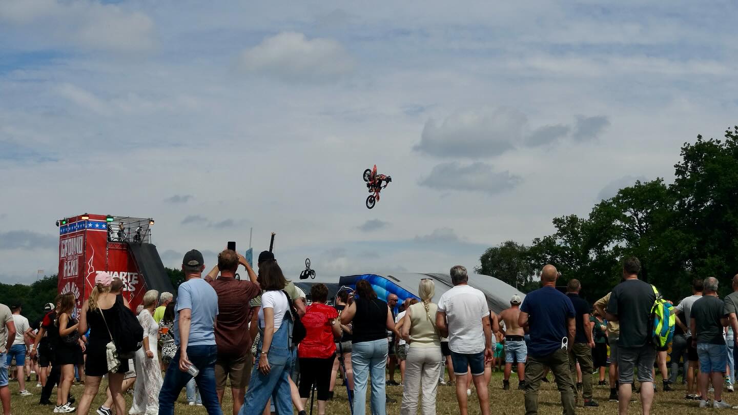 Zwarte Cross 2025 #recap #fun #highlights #niksistegek 1. Ground Zero stunts2. Urethane, met jeugdheld Steve Caballero 3. Def Americans, Johnny Cash tribute4. Met zijspan door de lucht, why not5. Tim Knol & Blue Grass Boogieman6. Madness